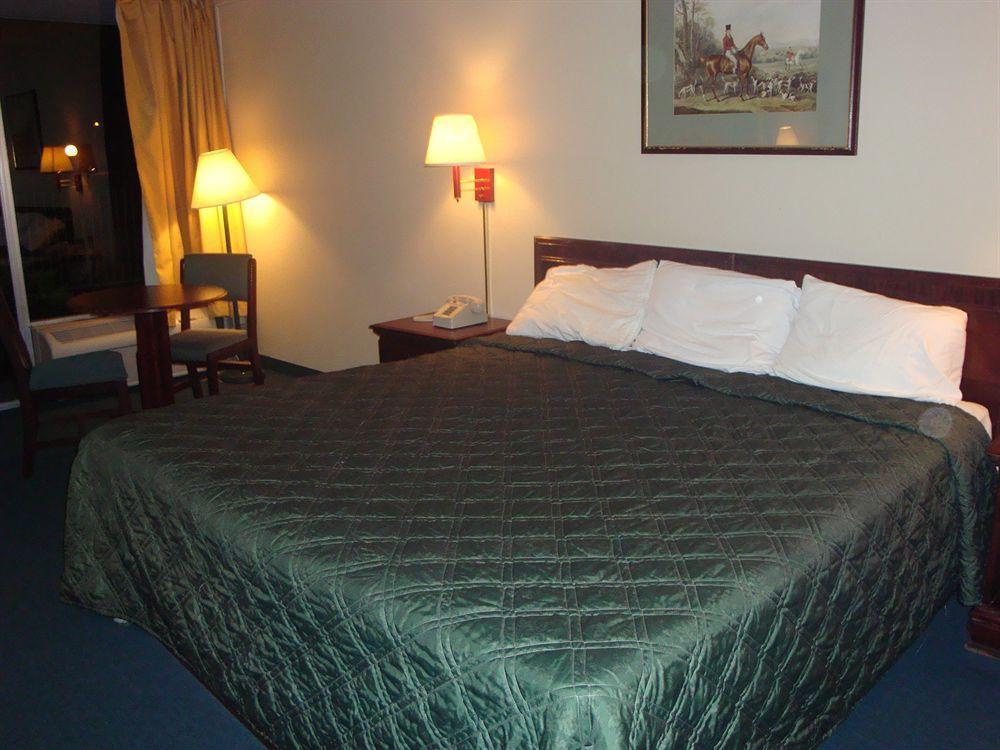 Econo Lodge Asheboro Bagian luar foto