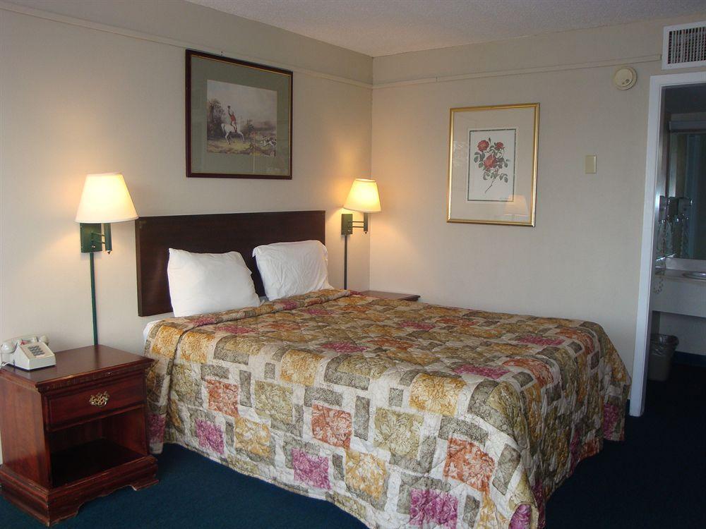 Econo Lodge Asheboro Bagian luar foto